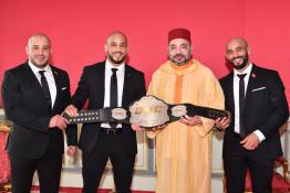 Image du Maroc Professionnelle de  Sa Majesté Mohammed VI reçoit les frères Abu Bakr et Ottman Azaitar, champions du monde de MMA (Arts Martiaux Mixtes) à Rabat le 20 Avril 2018. Abu Bakr Azaitar, premier marocain à signer pour l’Ultimate Fighting Championship (UFC), la plus importante ligue mondiale de ce sport de combat. Alors que Ottman Azaitar a remporté le championnat du monde de la Brave Combat Fédération, A été aussi présent Omar Azaitar, leur manager et membre du staff d’entrainement. (Photo/ SPPR) via Jalilbounhar.com 